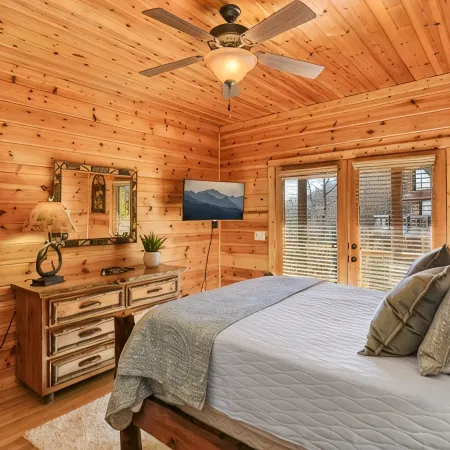 Panoramic Mountain views! mins to town w/ Hot tub, Fire place & Game Room