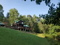 Secluded mountain cabin w. amazing views on 12 acres 3 miles to Blue Ridge Pkwy! - Wifi