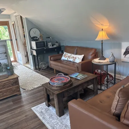 The She Shed a Cozy Country Setting to relax! 15 min to Dover, DE