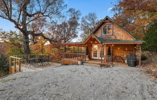 Picturesque 3-bedroom Cabin Hideaway in a wooded setting with a lake view! - Wifi