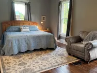 Historic beauty with partial lake views, walking distance to Burnside Marina! Ξενοδοχεία στην πόλη Burnside