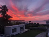 Sneezle Beezle Cottage Hotels in Omapere