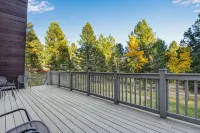 Woodland Park Cabin Getaway: Mtn Views, Scenic Charm, Clouds & Hot Tub Retreat