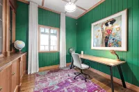 A Colourful Life! 4Bed/2.5Bath/1Car ~ Queenslander - 4-Star