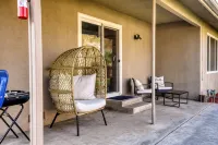 Charming 3-bedroom + Den house with AC and WiFi in awesome North Fresno.
