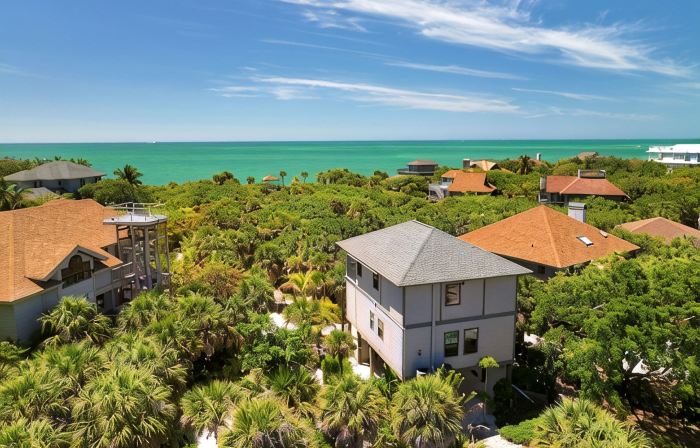Spectacular beach front views with a short walk to members only beach