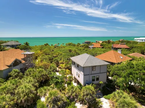 Spectacular beach front views with a short walk to members only beach
