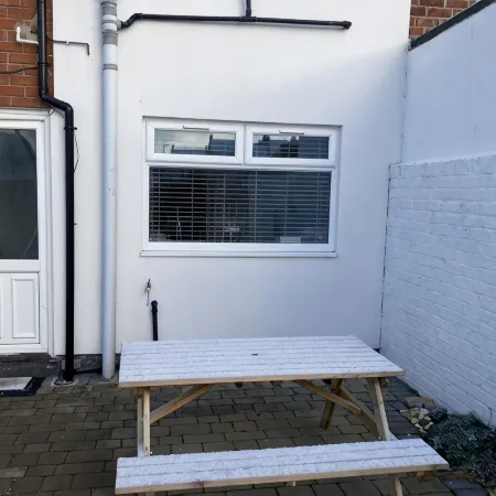 Spacious newly refurbished 3 bedroom home, close to the beach, dogs welcome.<br><br>