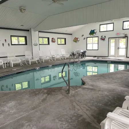 New! Studio A. Full kitchen. Walk to beach/town! Indoor/outdoor Pool; Sleeps 2