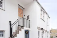 Situated on one of St Ives's most iconic streets, - balcony
