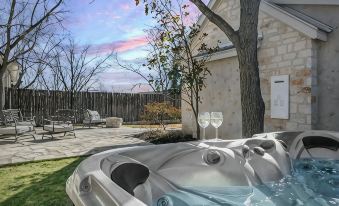 Stonebridge 2: 2 Blocks to Main, Shared Hot Tub
