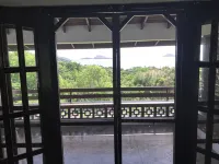 Tradewinds- quiet home overlooking the ocean