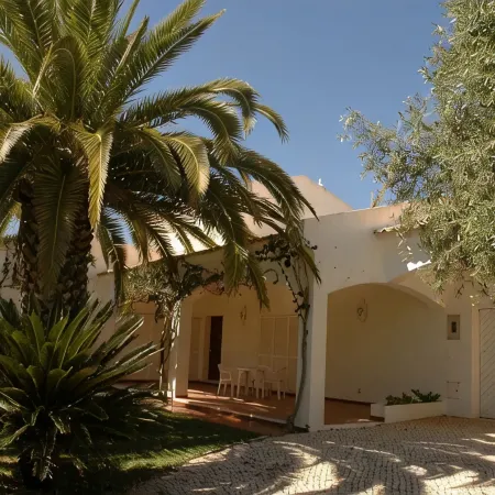 Luxury Villa with private salt water pool, near beach, golf courses. Free Wi-Fi