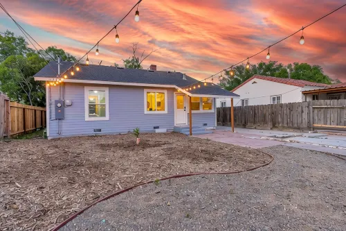 Cozy Downtown Cottage - Homestays