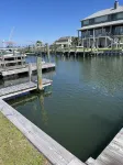 Cozy 2-Bedroom Cottage Near Triple S Marina - Wifi
