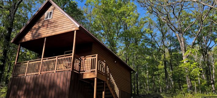 Cowboy Cabin is Nestled in a Little Woodland Village – Playground, Pond and More Hotels in Washington County