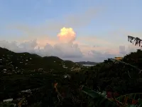 Banana Sweet Top! 2 Bedroom!!  Hot Tub and Tesla Back up Power! - Homestays