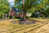 Prime Location, Private Loft Apartment. Well-Appointed for Comfort & Convenience