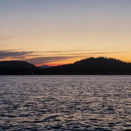 Oh Deer • Waterfront Cabin, private dock, Sleeps 8