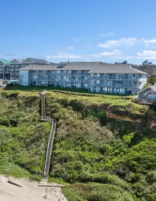 Oceanfront Studio with King Bed, Hot Tub & AC