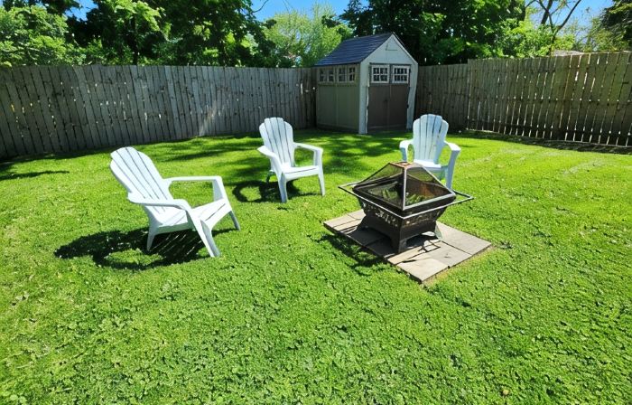 Come visit The Sunflower House! 4 bedrooms 2 baths in Ashtabula Harbor with WIFI