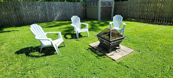 Come visit The Sunflower House! 4 bedrooms 2 baths in Ashtabula Harbor with WIFI Hotels in Ashtabula County