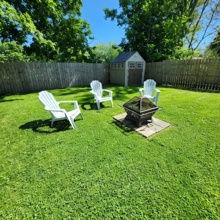 Come visit The Sunflower House! 4 bedrooms 2 baths in Ashtabula Harbor with WIFI