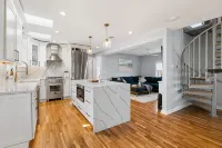 Cozy newly Renovated Beach House walking distance to beach and restaurants. - Wifi