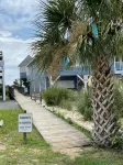 Brand New Beach House with huge private pool! 2-minute walk to the Beach ⭐️⭐️⭐️⭐️⭐️ - 4-Star