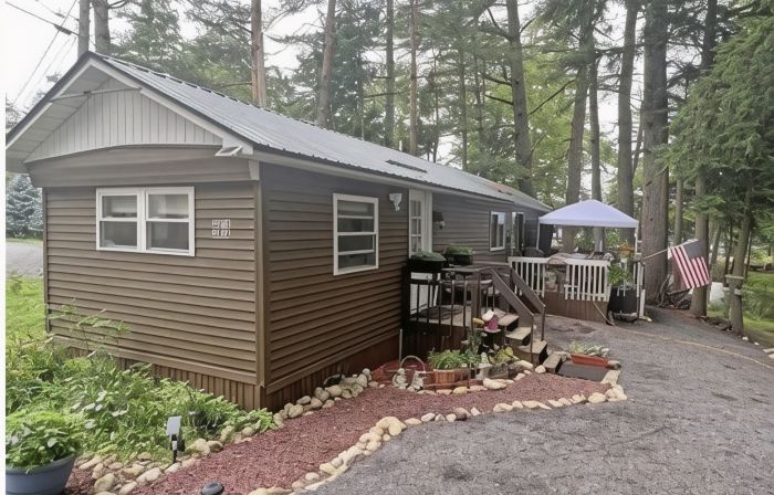 Beautiful, cozy 2 bedroom house on Brantingham Lake!