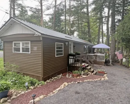 Beautiful, cozy 2 bedroom house on Brantingham Lake! Hotels in Greig