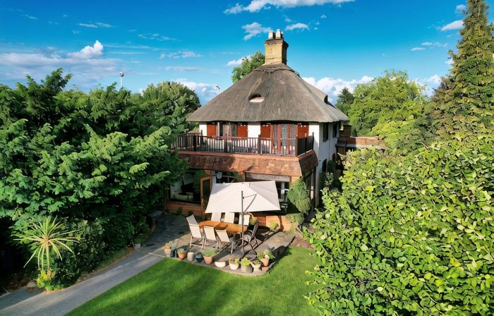 Charming Riverside Cottage - Ideal for Families & Groups, Pool, Gardens & River
