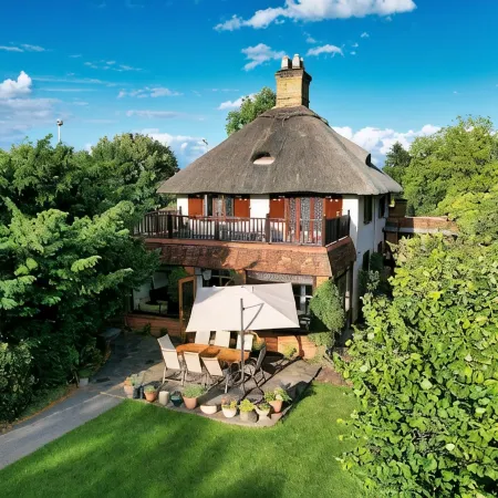Charming Riverside Cottage - Ideal for Families & Groups, Pool, Gardens & River