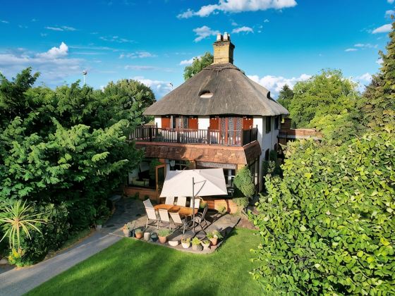 Charming Riverside Cottage - Ideal for Families & Groups, Pool, Gardens & River