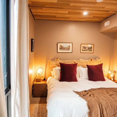 Luxury Lakefront Container Home - Sauna, Fishing, Kayaks & Mountain Views