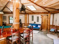 A cozy, romantic cabin perfect for couples.Pets are always welcome, owners too! 맥도웰 카운티 호텔