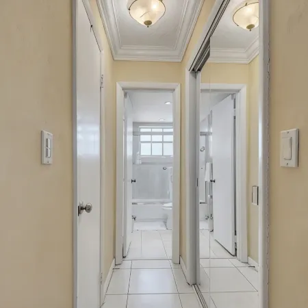 Keybiscayne Charmer half a block from private Beach, Restaurants and Boutiques!!