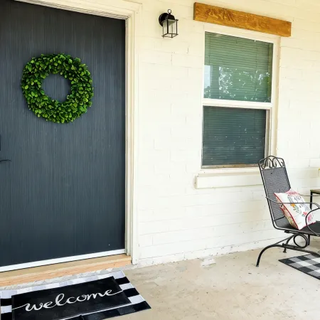 Farmhouse Retreat with deck and fire pit, very family friendly & great location 대쳐 호텔