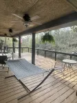 Creek-side getaway, big deck, easy access to the city while being off the grid! - 3성급