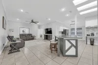 Spacious & Central Pool Home By McAuliffe Park