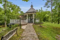 Magical Secluded Hideaway on a French Country Estate with Tranquil Creek & Ponds - Homestays
