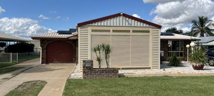 Modern 3 Bedroom fully A/C Town House with lock up garage and super fast WiFi Hotels in Rockhampton