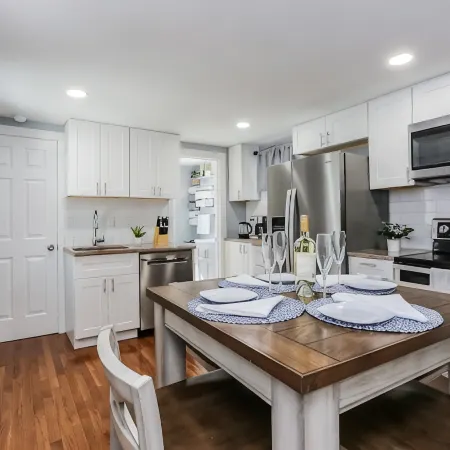 2 BEDROOM APARTMENT IN BRISTOL NEAR PLAINVILLE