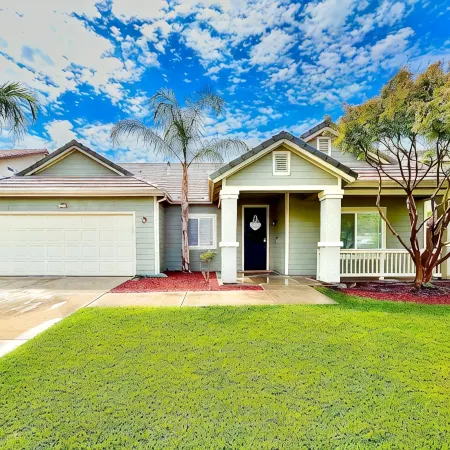 Spacious 5-Bedroom home w/ Pool & Hot Tub