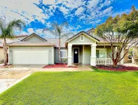 Spacious 5-Bedroom home w/ Pool & Hot Tub - บังกะโล