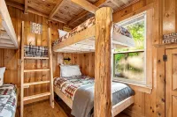 Kettle Cove Cabin. Lake Sebago Beach Access. Fire pit. Grill. Blackstone. Games - Homestays