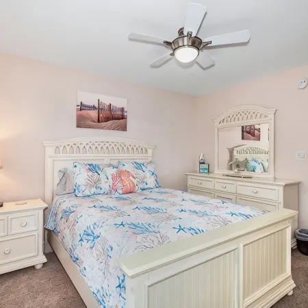 Bright and sunny family friendly cottage, 2 minutes to beach, Sound view sunsets