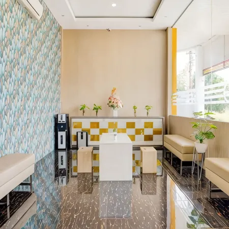 LG Hotel Jember by Callirooms Отели в г. Джембер
