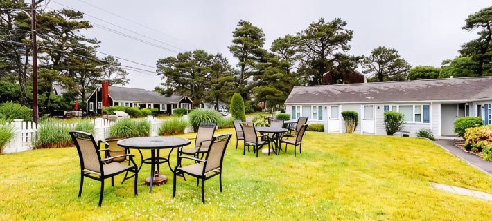 Modern & Renovated Studio Condo (Steps to the Beach - Pool, WiFi, Free Parking Hotels in Dennis
