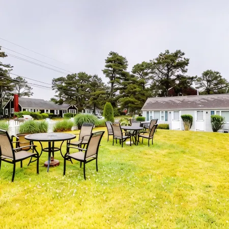Modern & Renovated Studio Condo (Steps to the Beach - Pool, WiFi, Free Parking